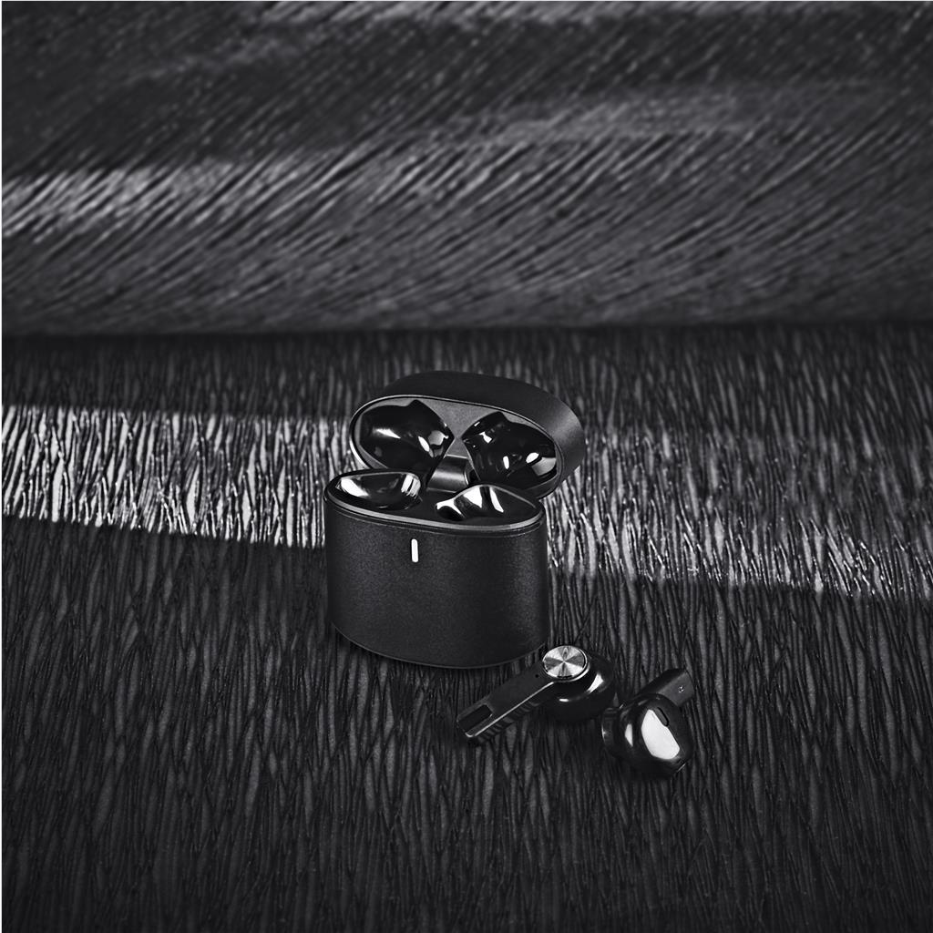 MT-AV-447-B_LIFESTYLE-NO-LOGO_1024X1024