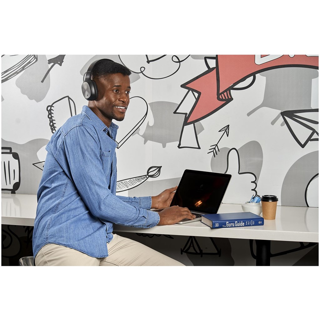 TECH-5266-LIFESTYLE-014-NO-LOGO_1024X1024